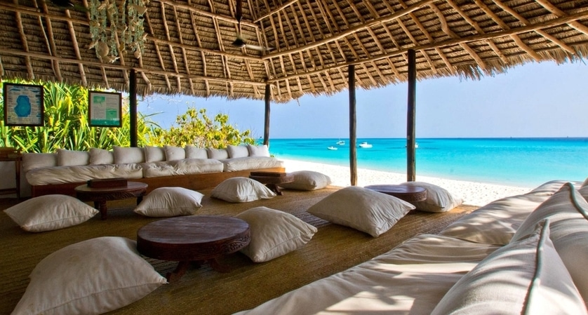 Le lounge sur la plage du Mnemba Island Lodge en Tanzanie