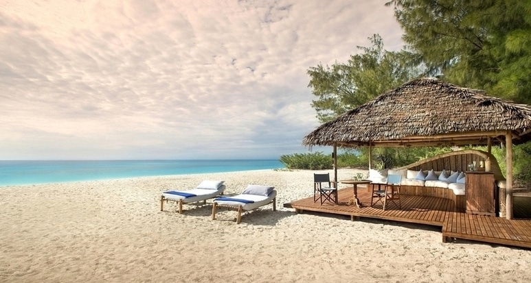 Farniente au beach club du Mnemba Island lodge, le meilleur hotel de luxe de Zanzibar