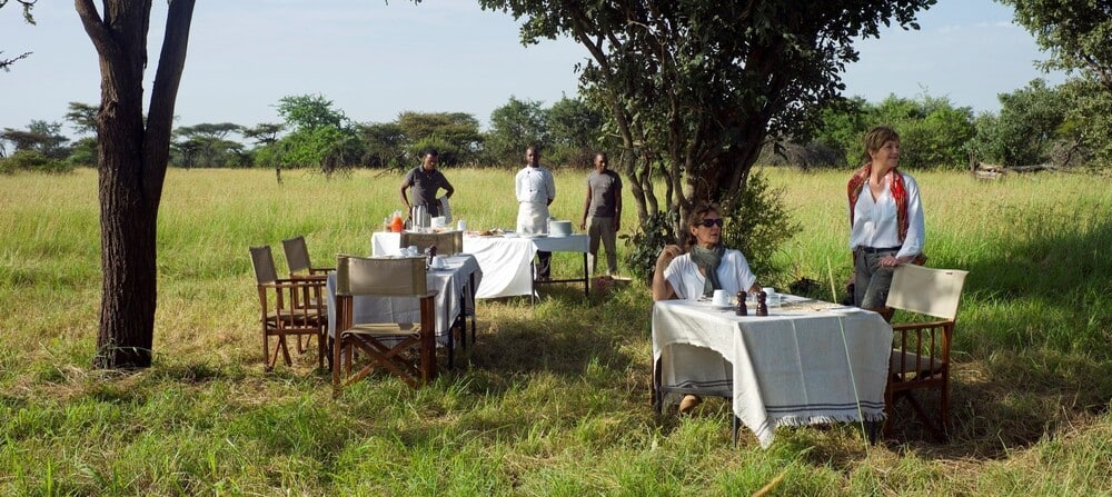 Petit déjeuner attablé en brousse après un safari à pied dans l'ouest du Serengeti