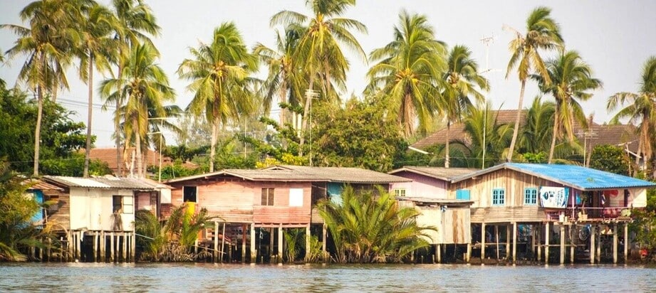 Maisons sur pilotis des pecheurs qui vivent sur les rives de la rivière dans la province de Samut Songkhram