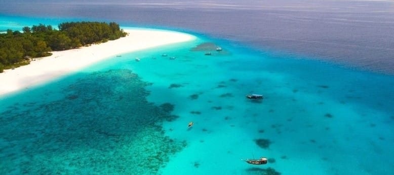 Vue aérienne sur le lagon de l'atoll de Mnemba au large de Matemwe sur la côte nord-est de Zanziabr