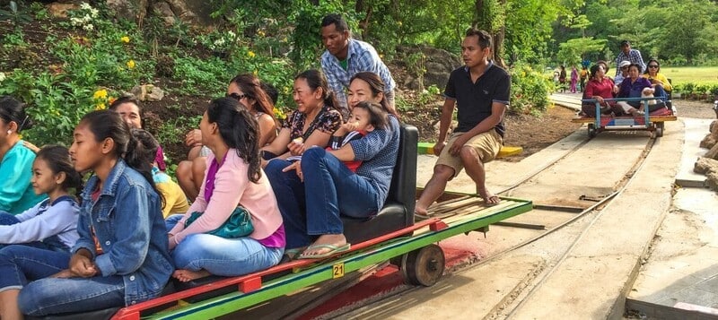 le célèbre train de bamboo de la campagne de Battambang sert aux habitants à se déplacer dans la province