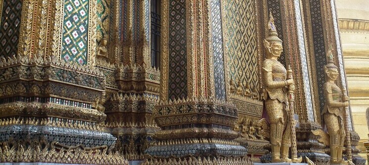 Raffinements des ornements des batiments du palais royale de Bangkok