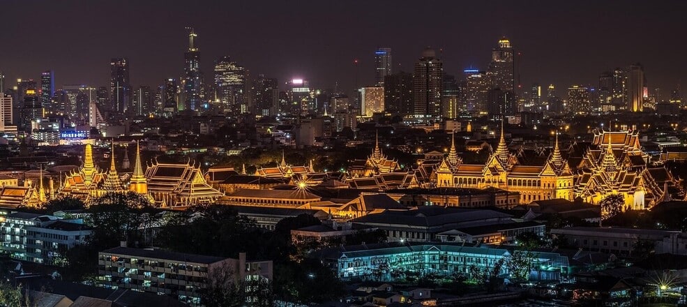 Vue de nuit sur Bangkok avec le palais royale et la skyline