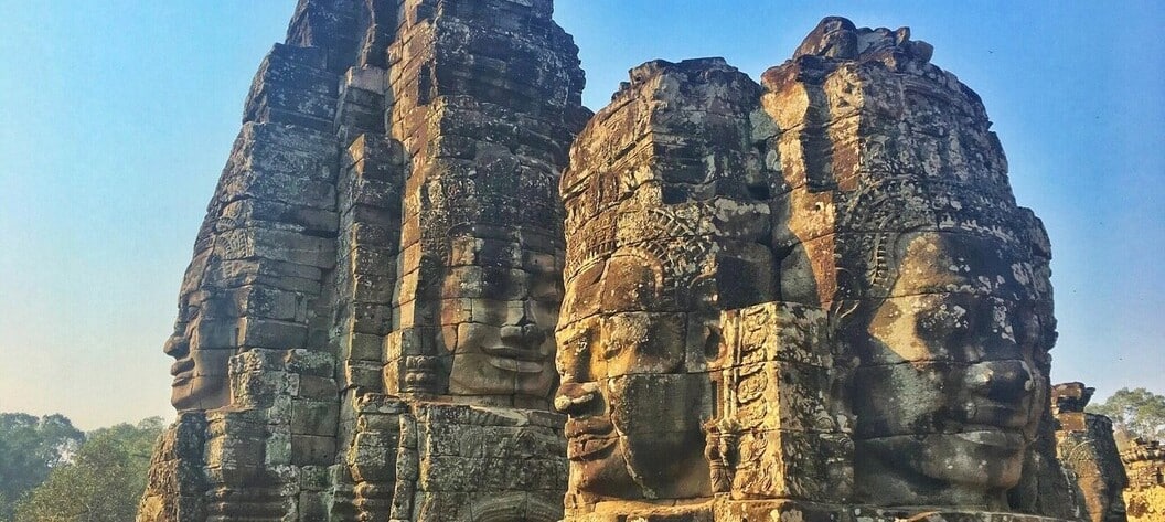 Les villages sculptés dans la pierre du temple du Bayon dans l'ancienne capitale d'Angkor Thom