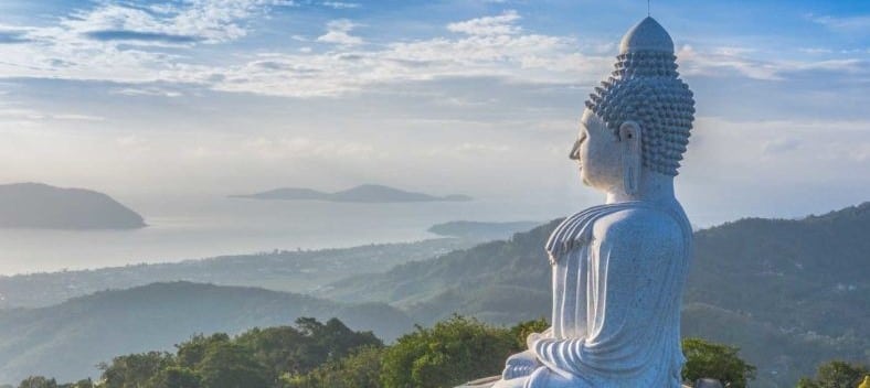 Big bouddha veille sur la tranquilité de la mer qui borde l'île de Phuket
