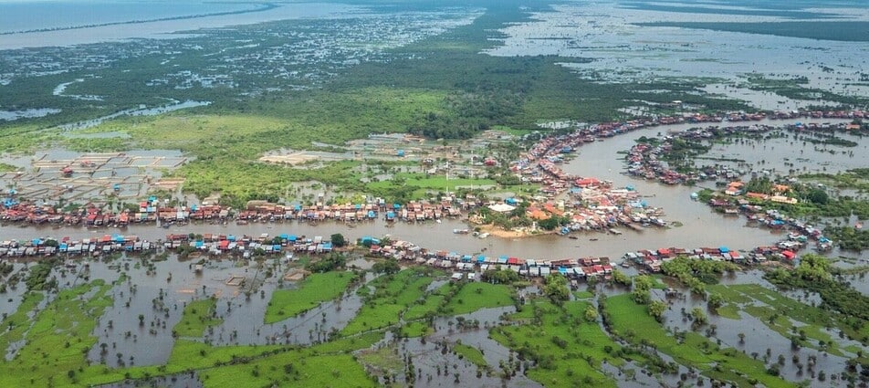 Vue aérienne sur la village de Kompong Khleang près du lac Tonlé Sap au Cambodge
