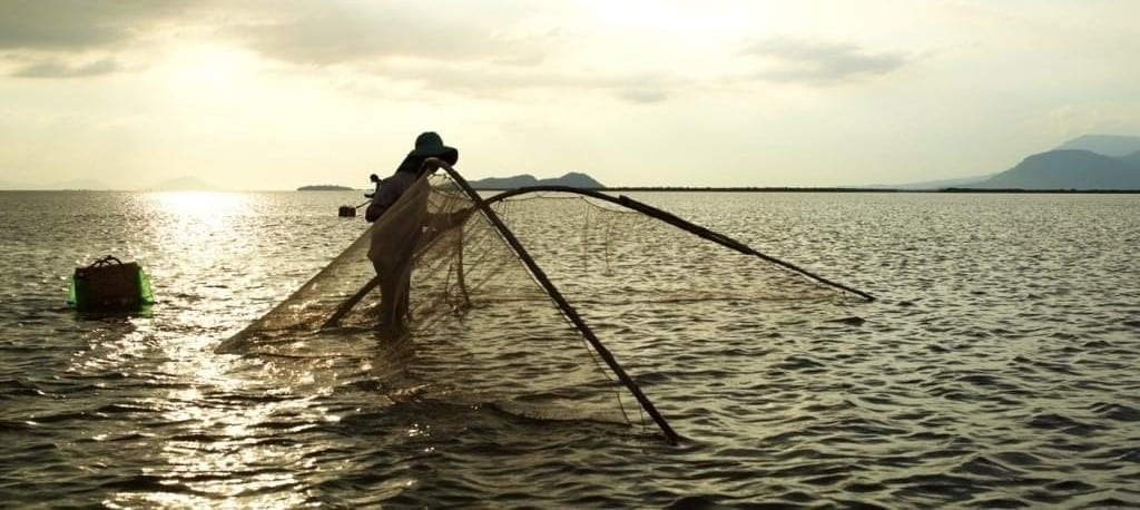 Scène de vie d'un pêcheur à Kep sur les côtes du Cambodge