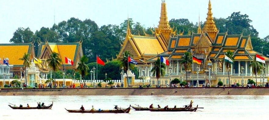 A Phnom Penh, vue sur le palais royale depuis le fleuve Tonle