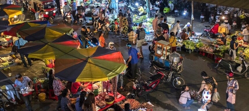 Ambiance des marchés de nuit de Phnom Penh et découverte de la street food