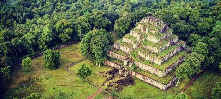 Vue aérienne sur le temple de Koh Ker entourré par la jungle du Cambodge