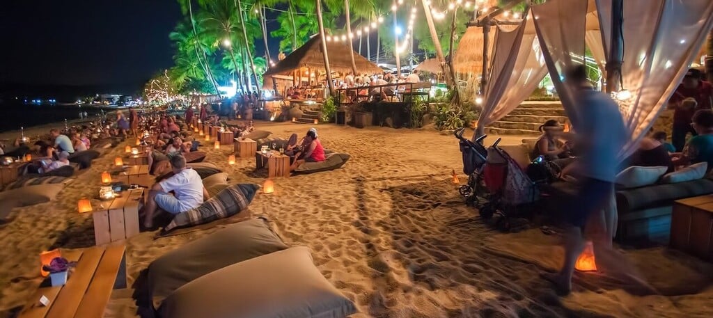 Ambiance nocturne sur la plage à Koh Samui et à Koh Pha Ngan