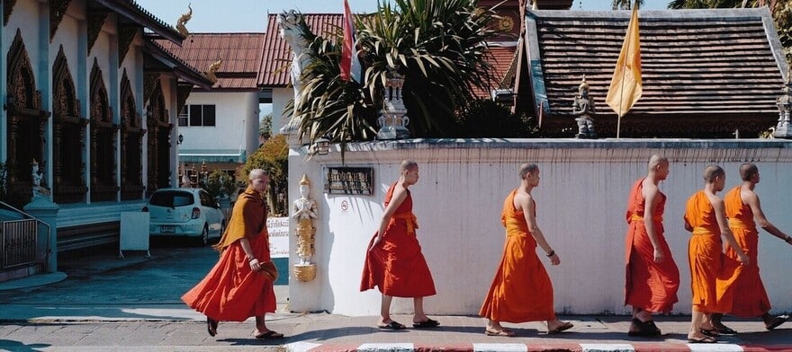 Moines bouddhistes au moment du Tak Bat dans les rues de Chiang Maï