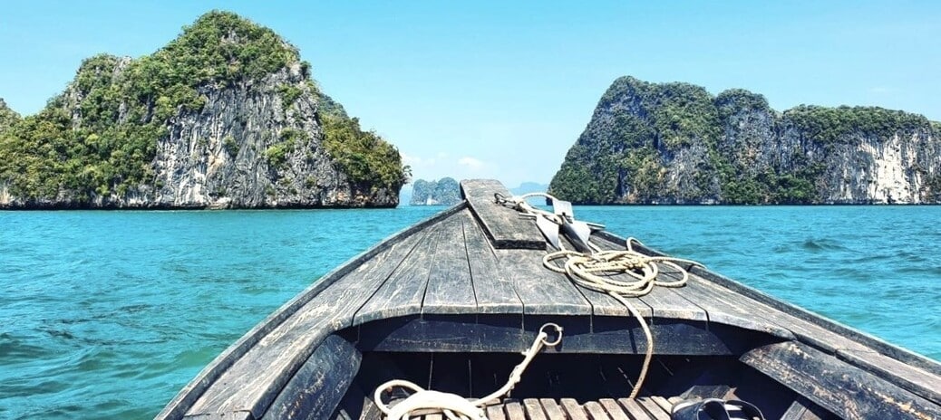 Navigation en bateau longtail vers les îles de la baie de Koh Hong