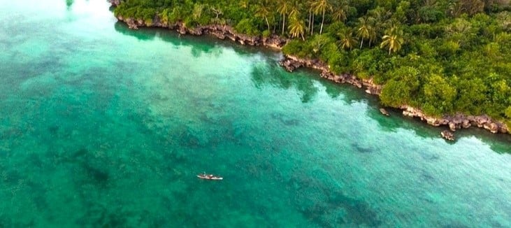 Kayak le long de la côte dans le sud sauvage de Zanzibar