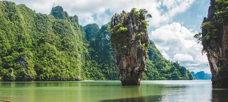 Khao Ping dans le parc marin de Phang Nga plus connu sous le nom de rocher de James Bond