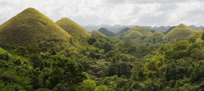 Les reliefs uniques des Chocolate Hills emblématique de l'île de Bohol