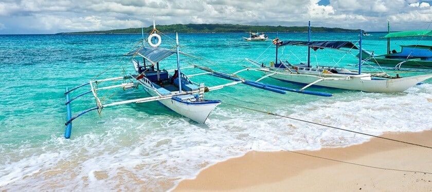 Banca typique des Philippines pour naviguer d'îles en îles dans les Visayas et pour aller plonger sur le récifs