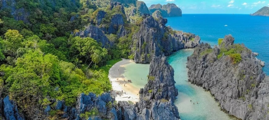 Lagons et plages secrètes dans la baie de Bacuit au large d'El Nido, le trésor de Palawan aux Philippines