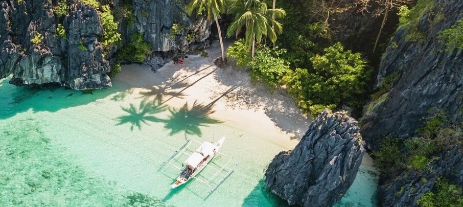 Vue aérienne sur les lagons et plages d'El Nido au nord de Palawan