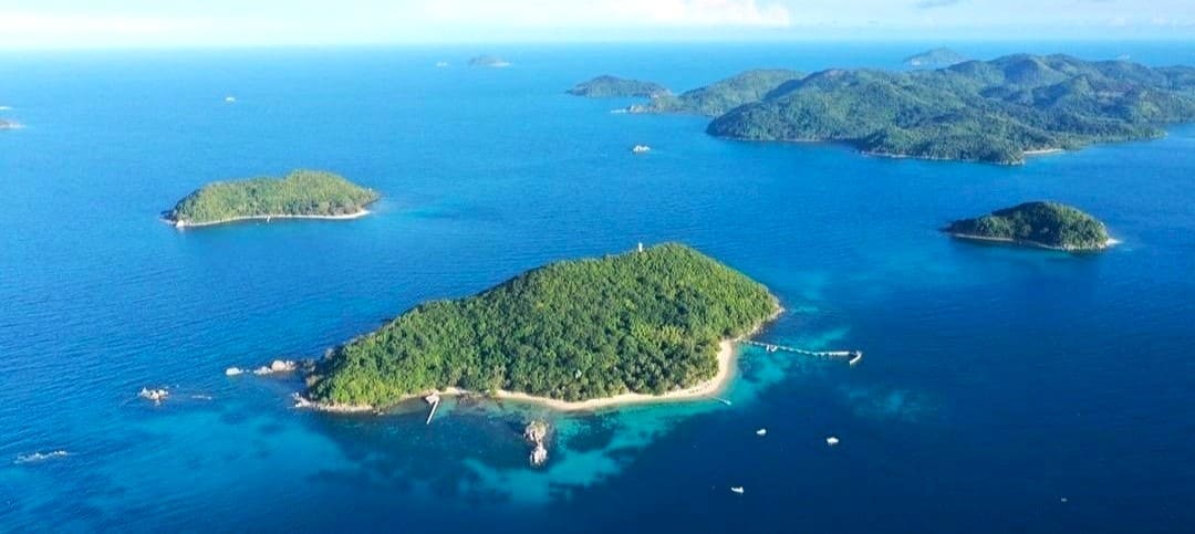 Vue aérienne sur Flower Island et sur les rivages sauvages du nord est de Palawan aux Philippines