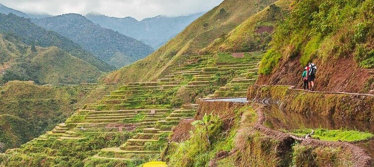 Randonnée sur les sentiers qui longent les rizières en terrasse de Banue sur l'île de Luzon aux Philippines
