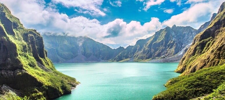 Lac de cratère du volcan Pinatubo dans le parc national à Luzon aux Philippines