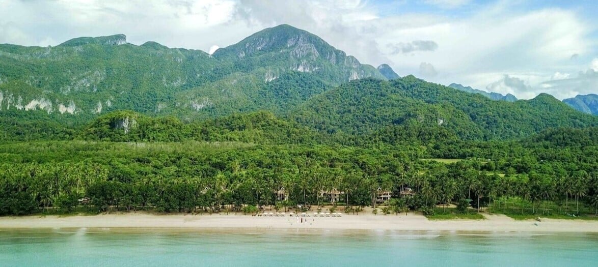 Paysage de la baie de Sabang avec ses montagnes qui borde la jungle tropicale et une longue plage de sable blanc