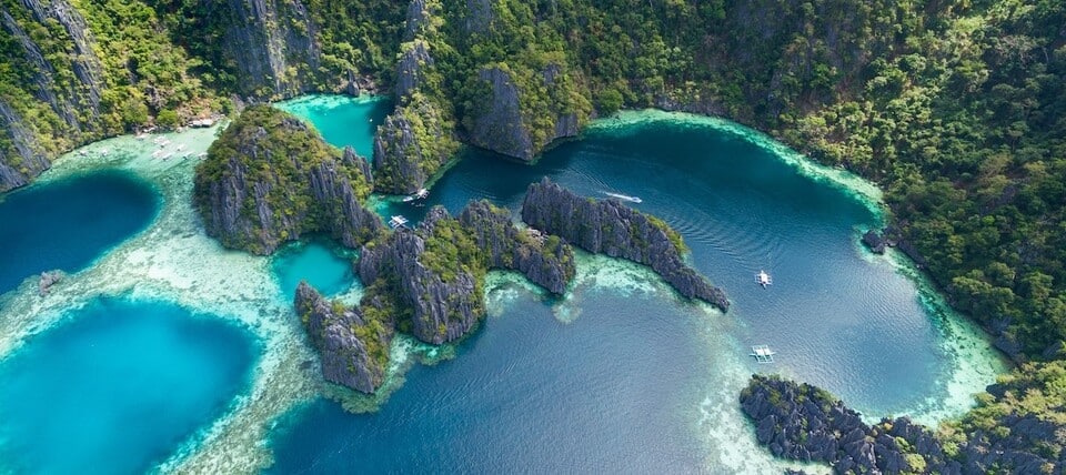 Vue aérienne sur les twin lagoon à Coron aux Philippines