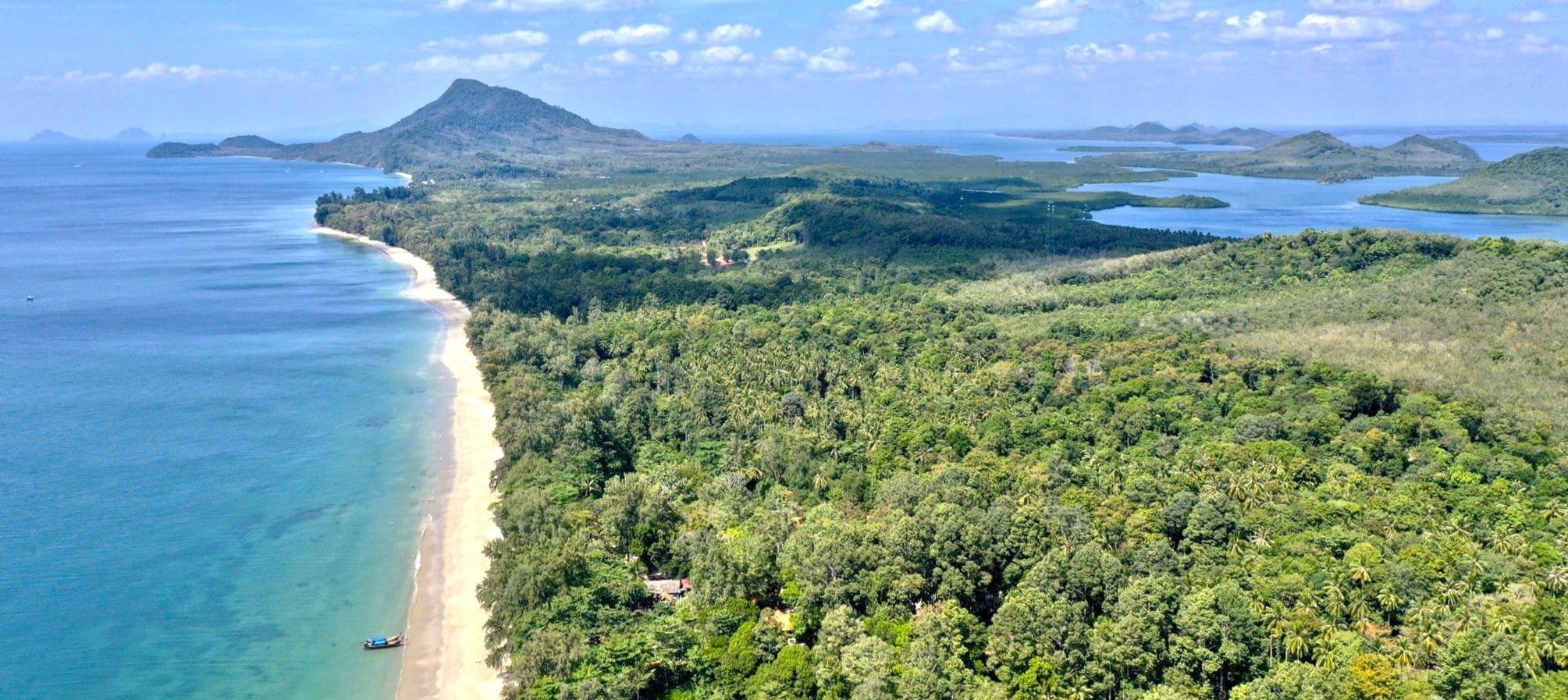 Vue aérienne sur l'île authentique de Koh Jum et sa plage sauvage