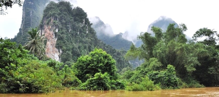 Pitons karstiques et jungle tropicale borde la rivière Sok qui traverse le parc national