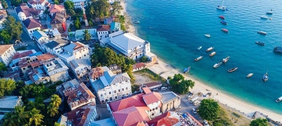 vue aérienne sur Stone Town au bord de l'océan à Zanzibar 