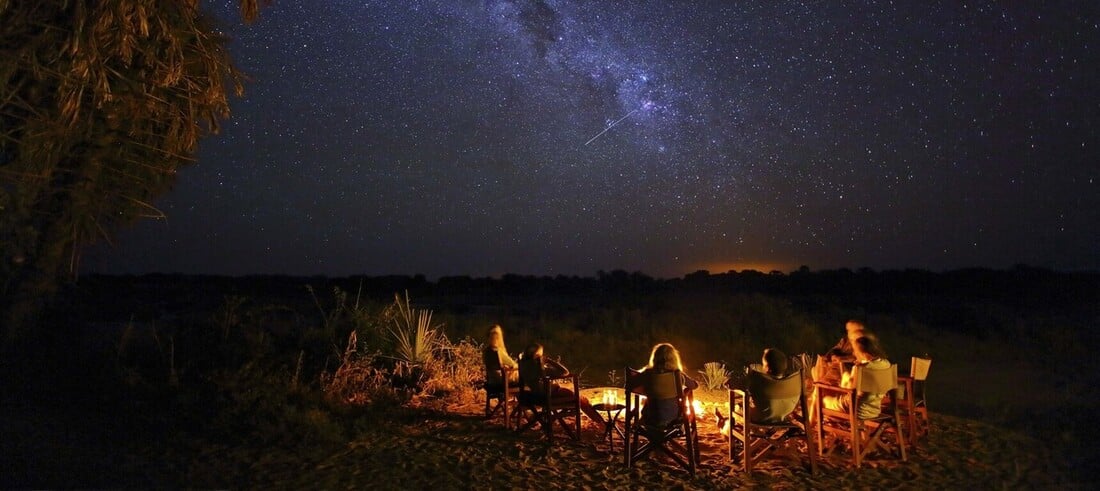 Soirée autour d'un feu à regarder le ciel étoilé du parc de Ruaha dans le sud de la Tanzanie