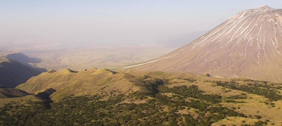 Vue sur le volcan Lengaï lors d'une randonnée en pays Masaï dans le Ngorongoro