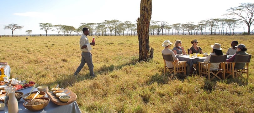 Petit déjeuner attablé dans la brousse après un safari dans l'Est du Serengeti