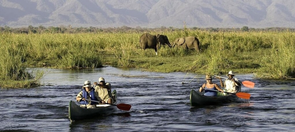 Safari en canoé sur le lac Momela dans le parc national d'Arusha dans le nord de la Tanzanie