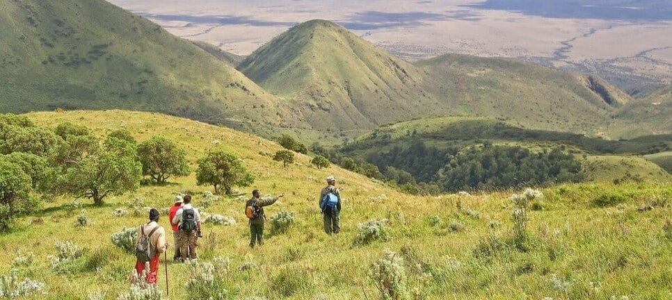 Descente vers la vallée d'Olduvai après une randonnée au sommet du mont Lemakarot