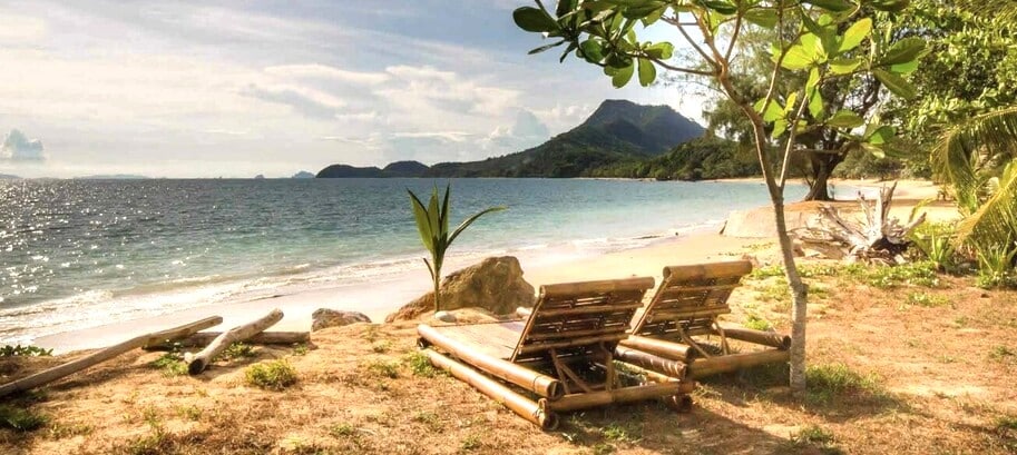 Farniente sur la plage préservée de l'île de Koh Jum