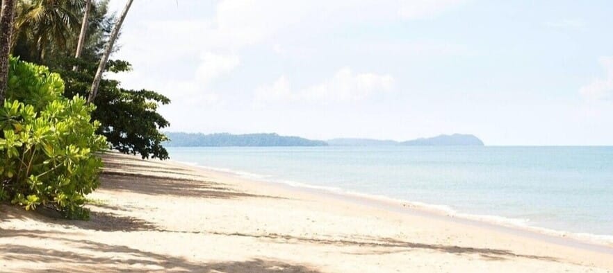 Plages de sable blanc bordée de Filaos et de Casuarinas à Takua Pa au nord de Khao Lak et de Phuket