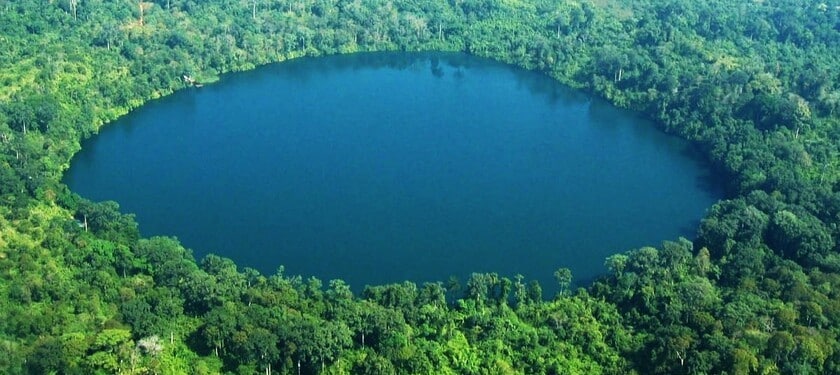 le lac Yeom dans un ancien cratère dans la région du Ratanakiri