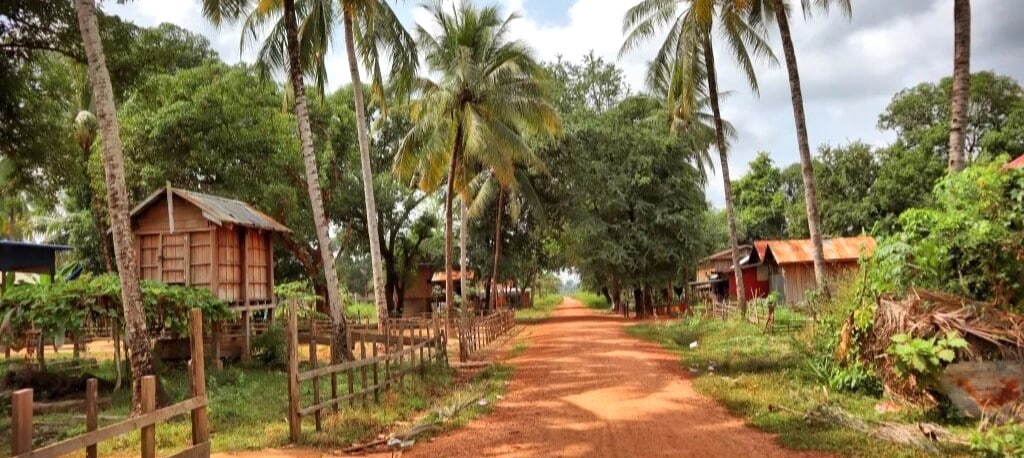 Piste de latérite qui traverse les villages authentiques du Ratanakiri