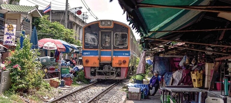 Le train de Mae Khlong qui traverse le marché