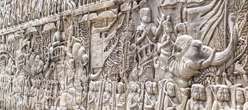 Finesse et précision des bas-reliefs sculptés du temple d'Angkor Wat