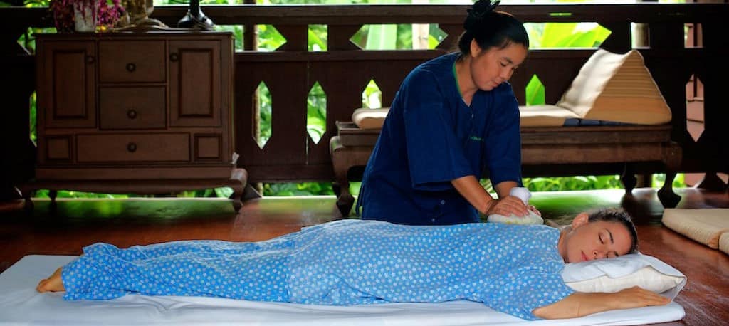 l'art traditionnel du massage thailandais lors d'un séjour au Khum Lanna Lodge