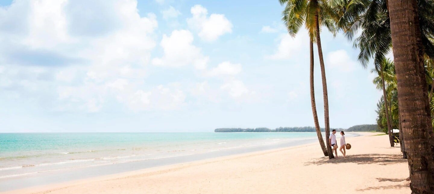 Les grands et longues plages du nord de Khao Lak sont idéales et romantiques pour se balader en couple