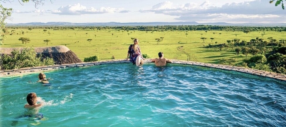 Joies de la piscine d'un lodge de Tanzanie à partager en famille
