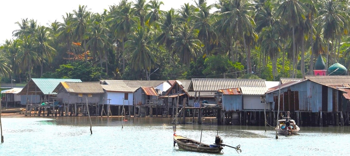 Village de pêcheurs typique de l'île de Koh Yao Noï avec ses maisons sur pilotis