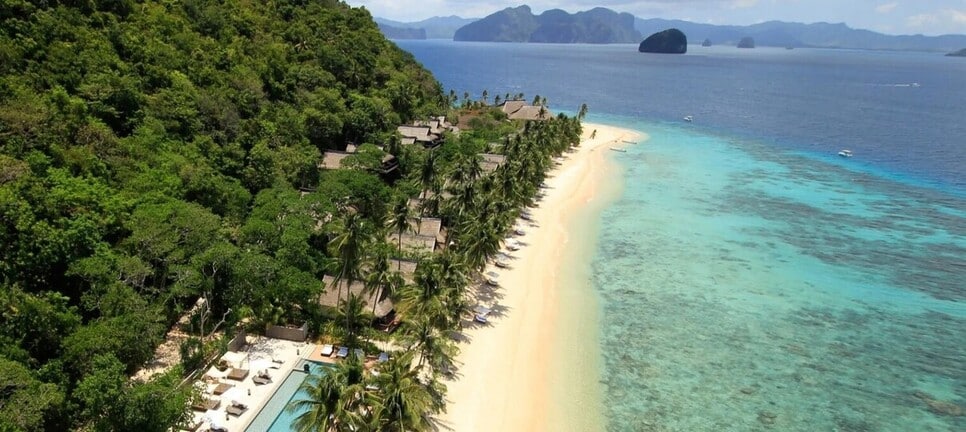 Vue aérienne sur la piscine et la plage de Pangulasian Island resort à El Nido