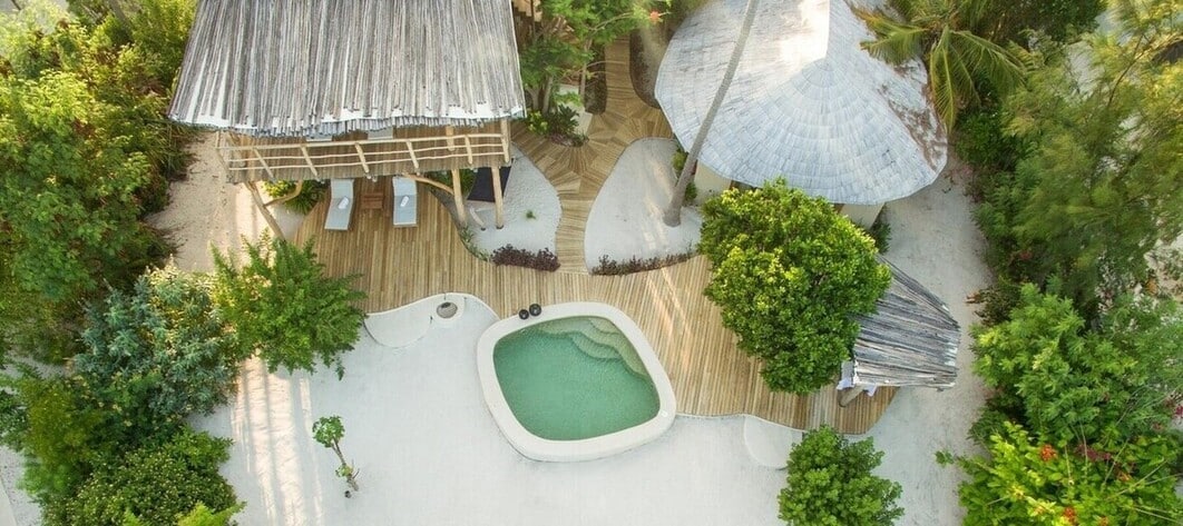 Vue aérienne sur le jardin et la piscine de ma villa de luxe à l'hôtel White Sand Zanzibar