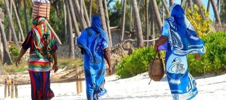 Femmes aux voiles colorées sur la plage de Matemwe au nord-est de Zanzibar